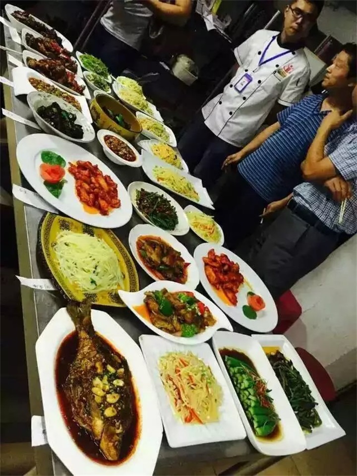 老師對學(xué)員進行考核和提出建議