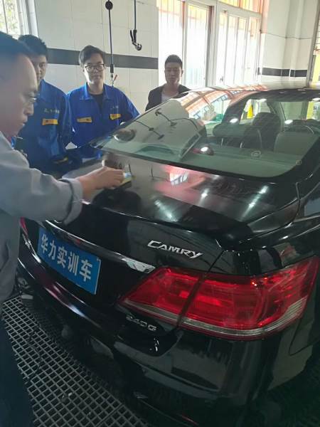 汽車學(xué)員實(shí)操現(xiàn)場(chǎng)