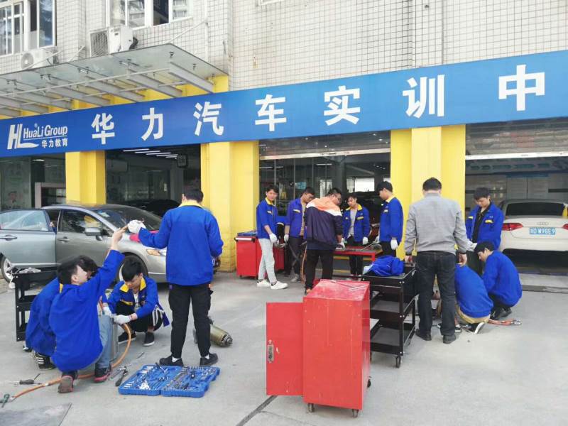 汽車學(xué)員實(shí)操現(xiàn)場(chǎng)