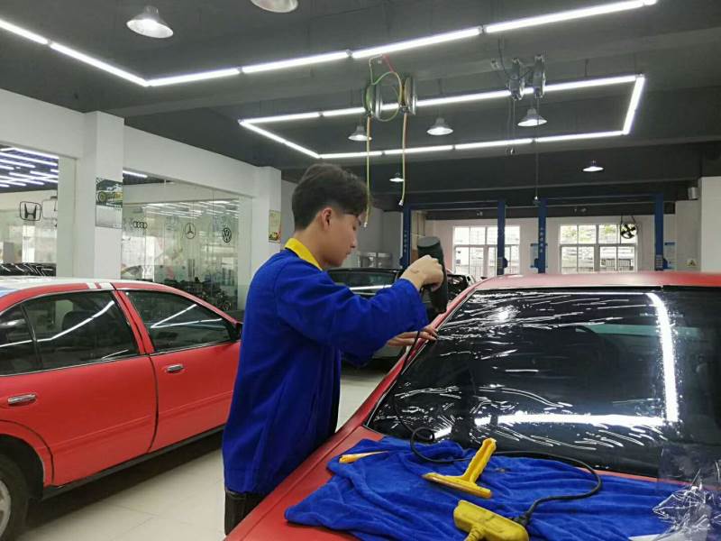 汽車學(xué)員實(shí)操現(xiàn)場(chǎng)