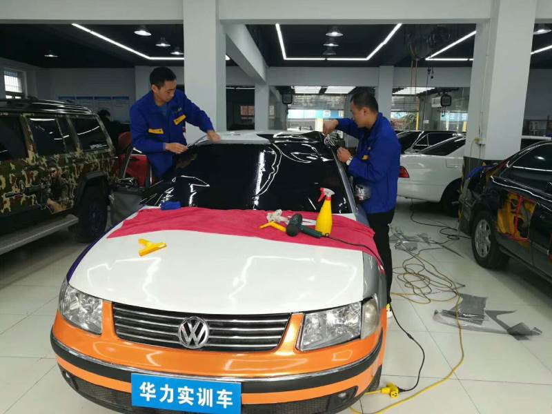 汽車學(xué)員實(shí)操現(xiàn)場(chǎng)