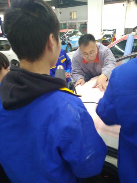 汽車學(xué)員實(shí)操現(xiàn)場(chǎng)