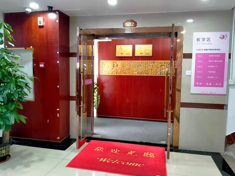 教學(xué)區(qū)門口