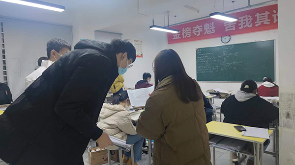 學生詢問老師問題