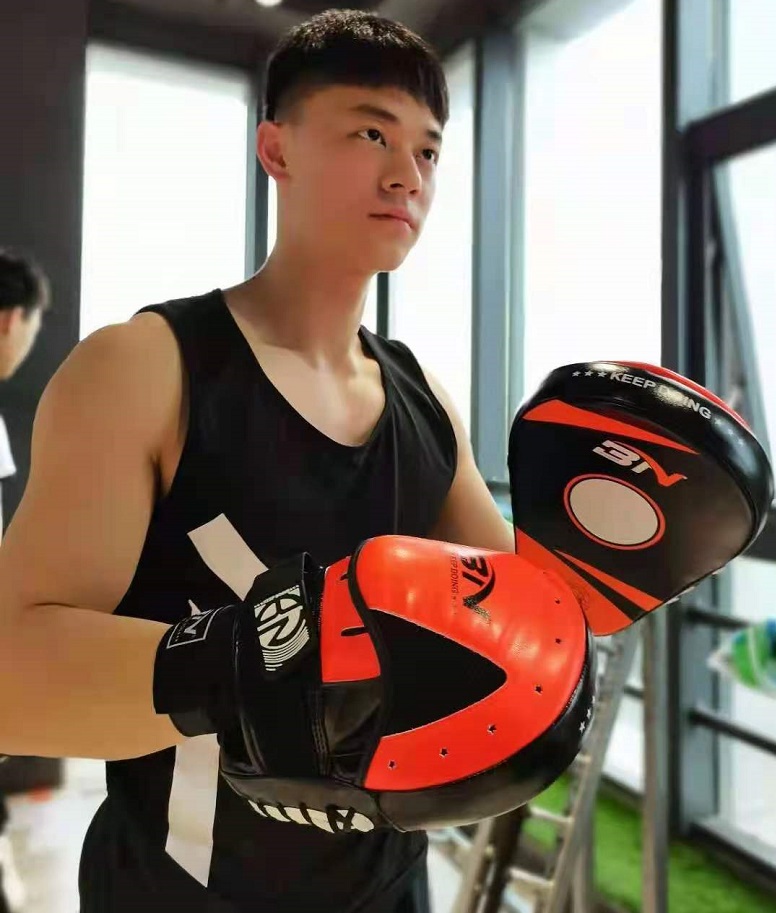 學員拿腳靶
