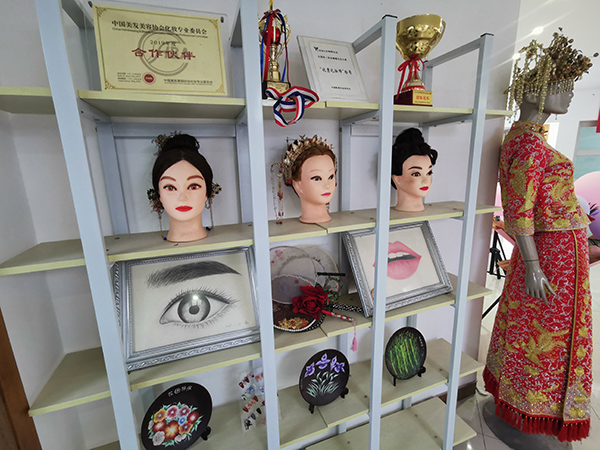 美發(fā)作品展覽柜
