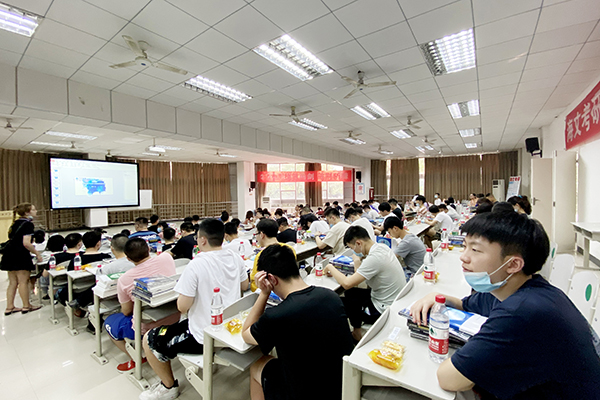 坐滿的課堂