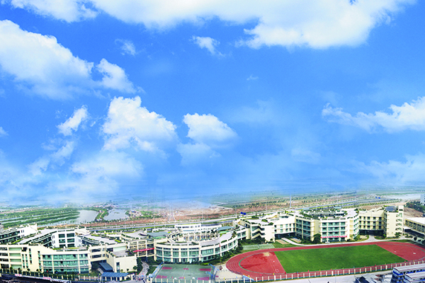 藍天下的學(xué)校全景